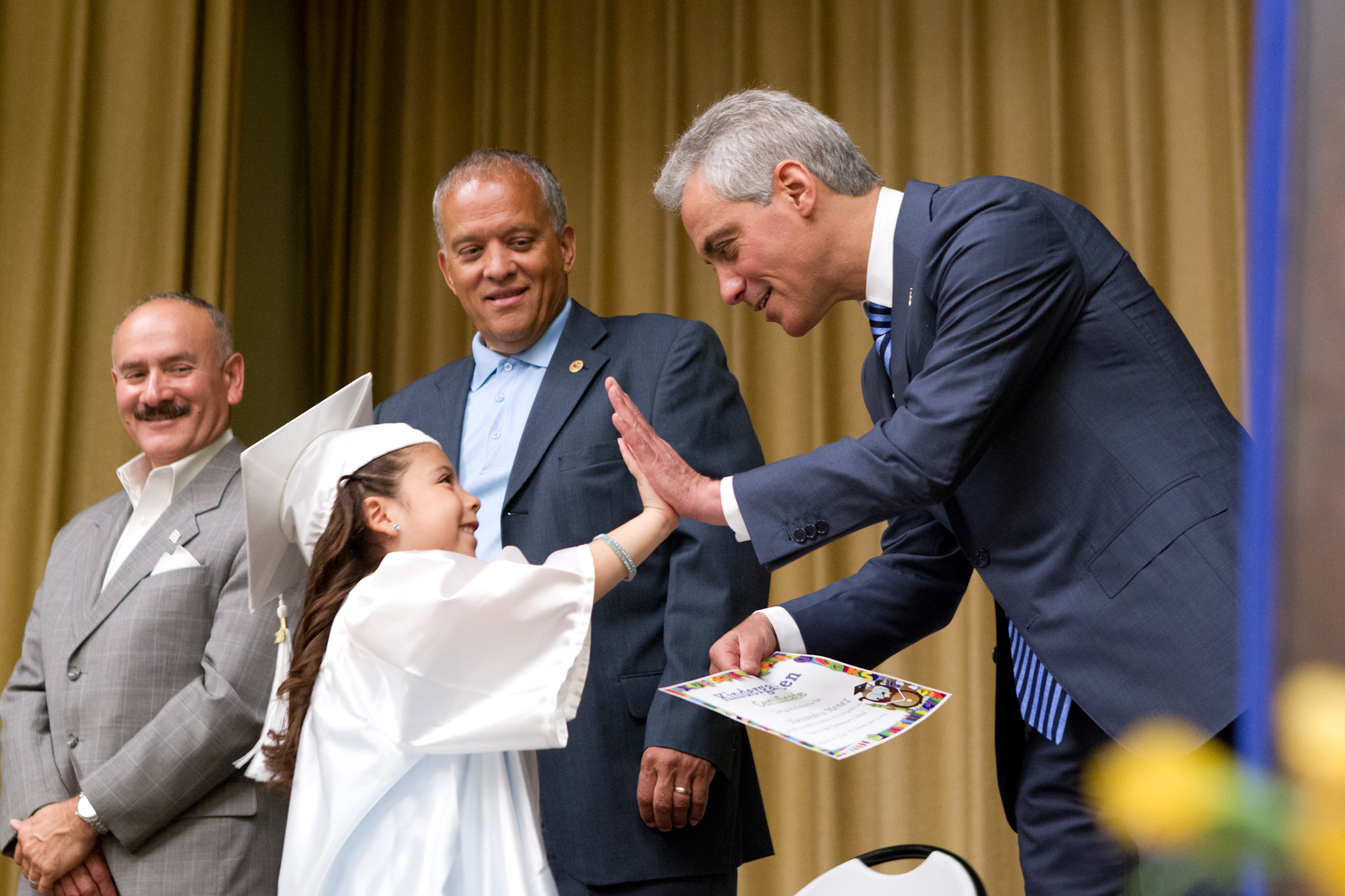 Mayor Emanuel congratulates kindergarten students during end-of-year celebration
